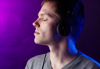junger Mann hört Musik