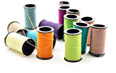 Carretes de hilos de colores