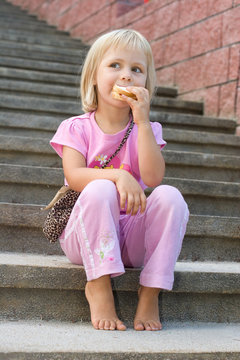 Fototapeta girl eating sandwich