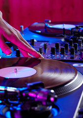 DJ an den Turntables