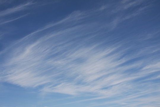 nuages stri&eacute;s