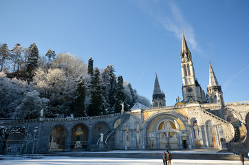 Cathédrale de Lourdes sous la neige
