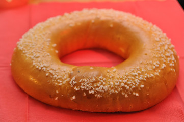 Galette des rois sur fond rouge
