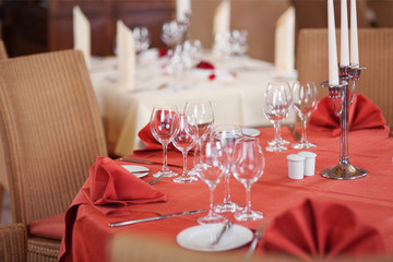 festlicher tisch im restaurant