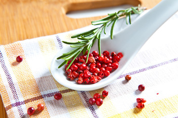 rosmarin mit roten beeren