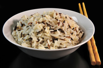 Langkorn Wildreis - Reisschüssel und Stäbchen