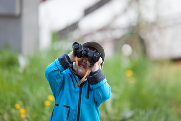 kleiner entdecker mit fernglas