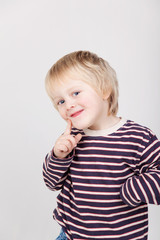 süßer kleiner junge