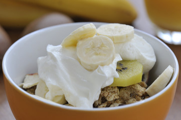Frühstücksmüsli mit Joghurt