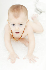 bébé dans son bain