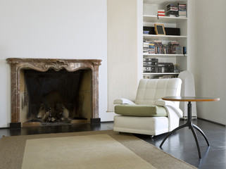 interno di casa, poltrona camino e tavolo