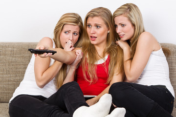 drei frauen sehen einen horrorfilm