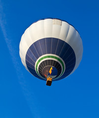 Naklejka premium balloon against a backdrop of blue sky
