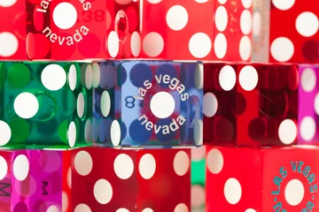 Poster Kleurrijke Las Vegas gokdobbelstenen op een witte achtergrond © Fotoluminate LLC