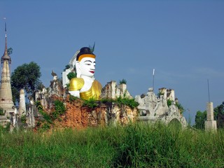 Myanmar/Birmanie: Lac Inl&eacute; : Bouddha &eacute;mergeant des ruines