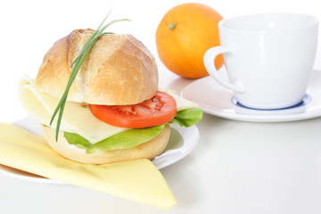 Belegtes Weizenbrötchen mit Käse