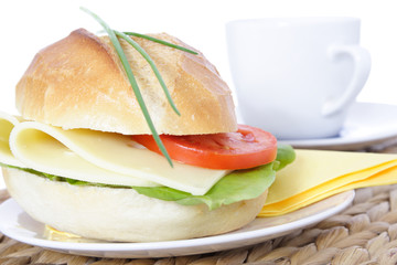 Belegtes Weizenbrötchen mit Käse