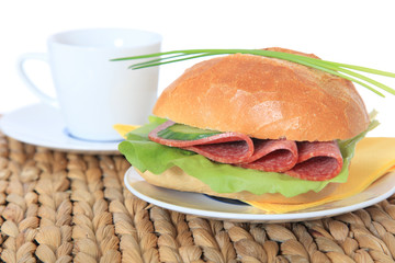 Belegtes Weizenbrötchen mit Salami