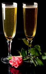 fluttes à champagne et reflet sur fond noir - saint valentin