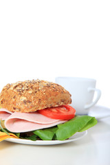 Belegtes Mehrkornbrötchen mit Schinken