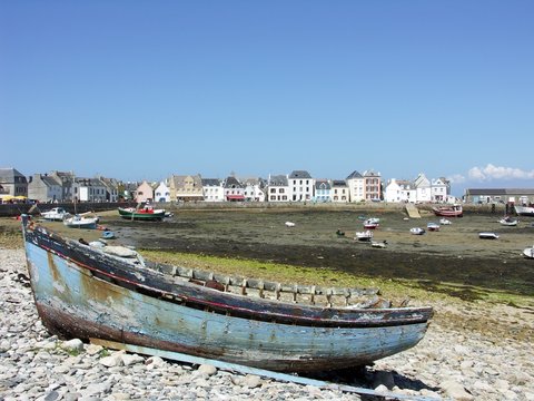 France, Bretagne, Ile de Sein : Barque &eacute;chou&eacute;e