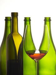 bicchiere di vino rosso  con bottiglie