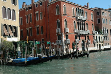 Fototapeta na wymiar palais de briques rouges à Venise