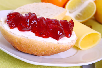 brötchen mit marmelade
