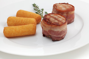 Schweinefilet im Speckmantel, Kartoffelkroketten