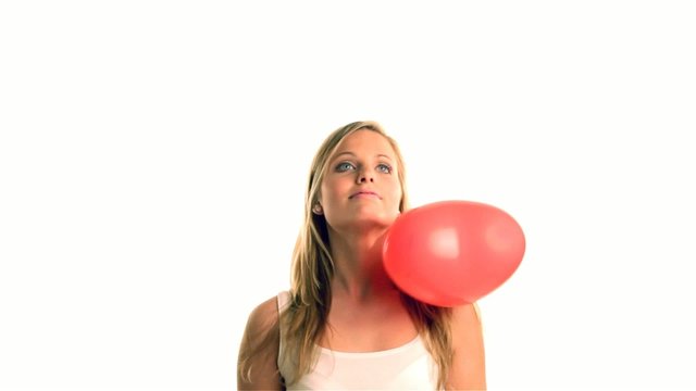 Luftballons mit Herzform fallen vom Himmel