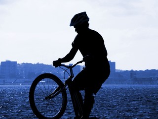 Mountain bike junto al mar.