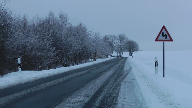 Auto im Winter auf der Straße Video