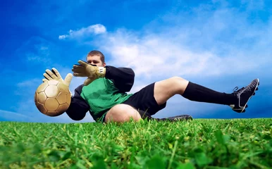 Foto op Plexiglas Sprong van voetbaldoelman op het buitenveld © Andrii IURLOV