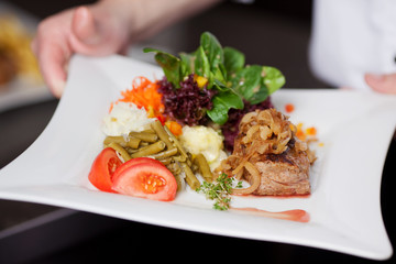 teller mit fleisch und feldsalat