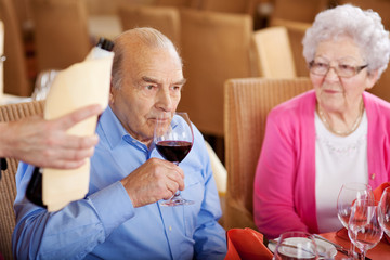 älteres paar im trinkt wein im restaurant