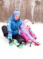 Fototapeta na wymiar mother and daughter skiing