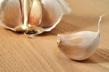 Spicchio d'aglio su tagliere