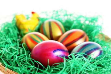 Bunte Ostereier im Osternest