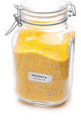 Ein Glas mit Polenta auf weißem Hintergrund