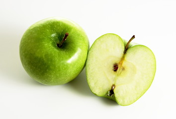 Frischer grüner Apfel mit Apfelhälfte