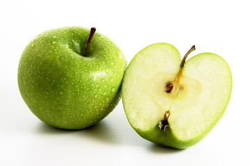 Frischer grüner Apfel mit Apfelhälfte