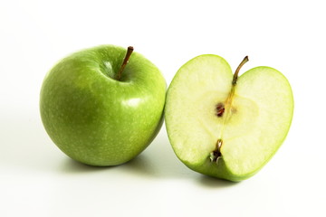 Frischer grüner Apfel mit Apfelhälfte
