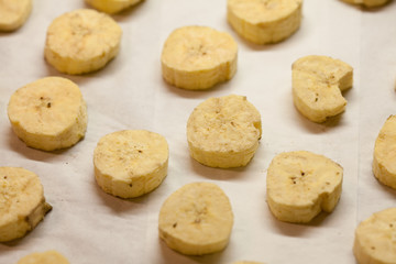 bananas sliced pieces sprinkled with powdered sugar