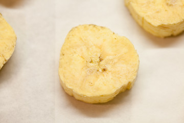 bananas sliced pieces sprinkled with powdered sugar