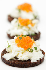 Canapes mit Frischkäse und Forellenkaviar