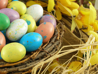 Naklejka na ściany i meble Ptasie gniazdo z kolorowych cukierków jaj