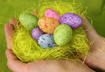 Osternest in Kinderhand