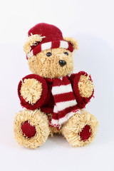 Teddybär mit roter Winterkleidung