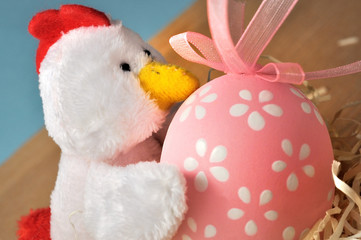 Galletto che abbraccia ovetto di Pasqua
