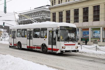 Fototapeta na wymiar Czechy - miasta Pardubice, trolejbusowy w zimie z śniegu